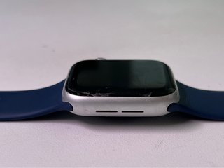 Apple Watch SE 2 + cable