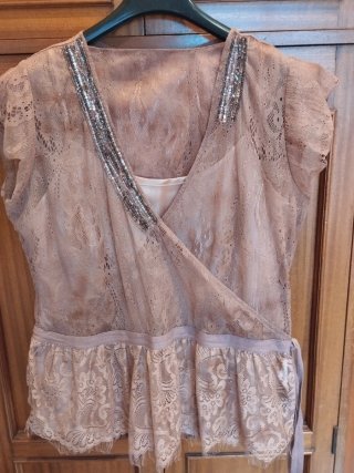 Blusa de encaje con detalles brillantes