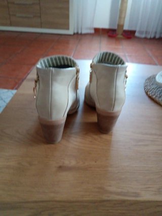 Botines Chika10 Beige Perforados