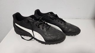 Zapatillas de fútbol Puma negras y blancas
