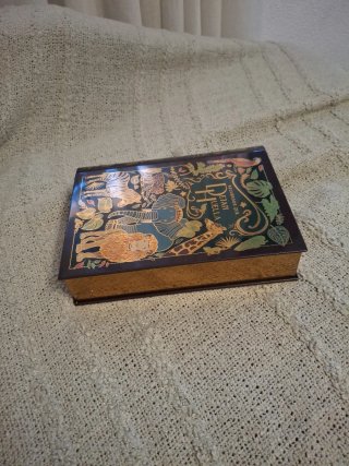 Caja metalica forma libro.