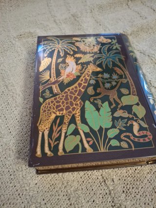 Caja metalica forma libro.