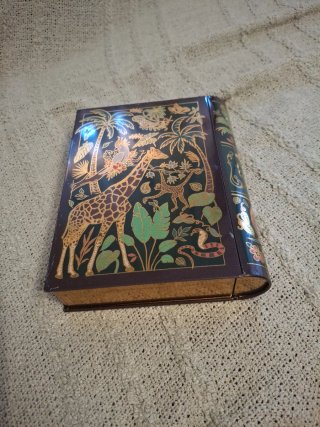 Caja metalica forma libro.