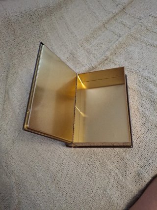 Caja metalica forma libro.