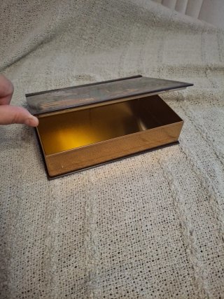 Caja metalica forma libro.