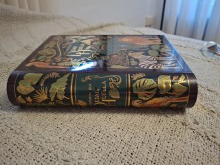 Caja metalica forma libro.