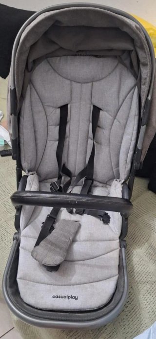 Carrito de bebé con capazo gris