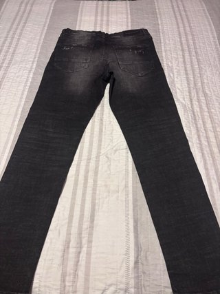Pantalón vaquero negro con rotos