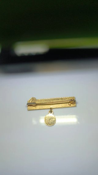 Antigua Alfiler BEBE Chupete Dorada con medalla