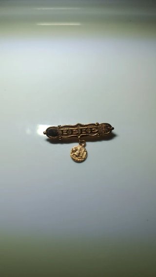 Antigua Alfiler BEBE Chupete Dorada con medalla