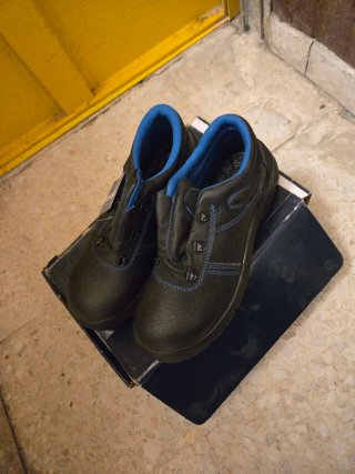 Zapatos de seguridad negros y azules