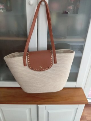Bolso de playa beige y marrón