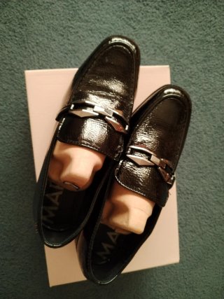 Zapatos negros charol con detalle metálico
