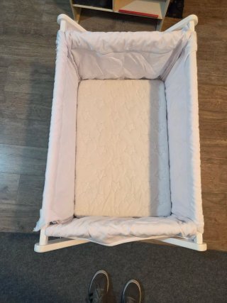 Minicuna blanca con ruedas