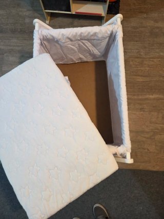 Minicuna blanca con ruedas