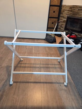 Minicuna blanca con ruedas
