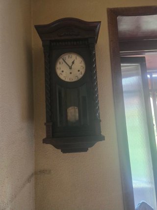 Reloj de pared antiguo de péndulo