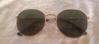 Gafas de sol doradas y verdes