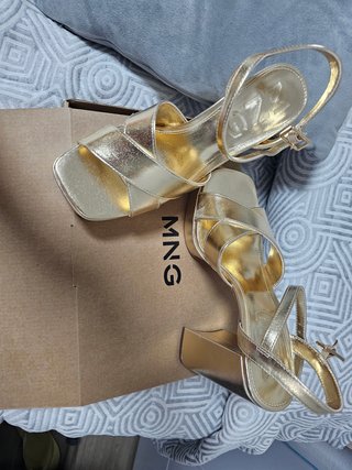 Sandalias doradas Mango Talla 38 sin estrenar