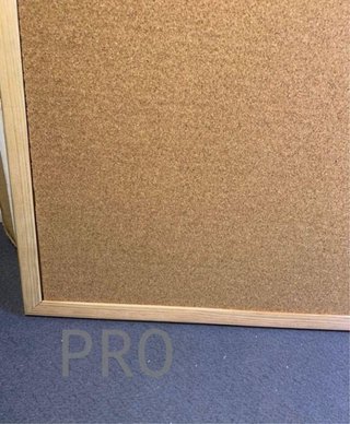 Pizarra de corcho con marco de madera