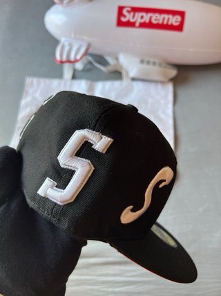 Gorra Supreme x New Era Negra