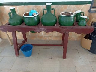 Cantarera antigua de cerámica y madera