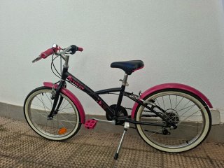 Bicicleta infantil Btwin rosa y negra