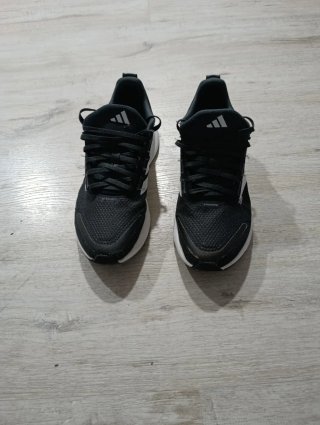 Zapatillas Adidas Negras y Blancas