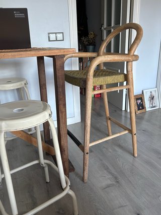 Taburete alto Kave Home de madera y ratán