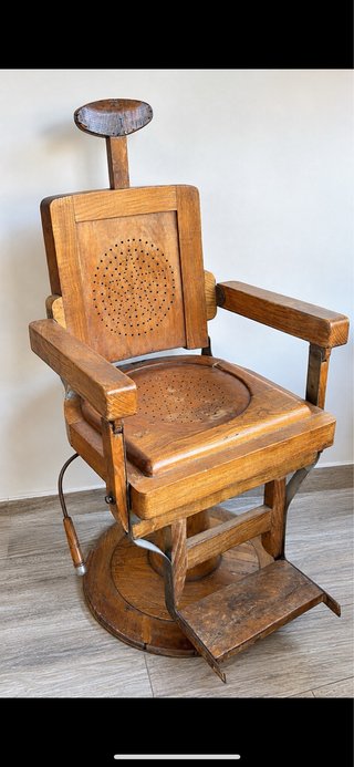 sillón de barbería antiguo de madera 1920.