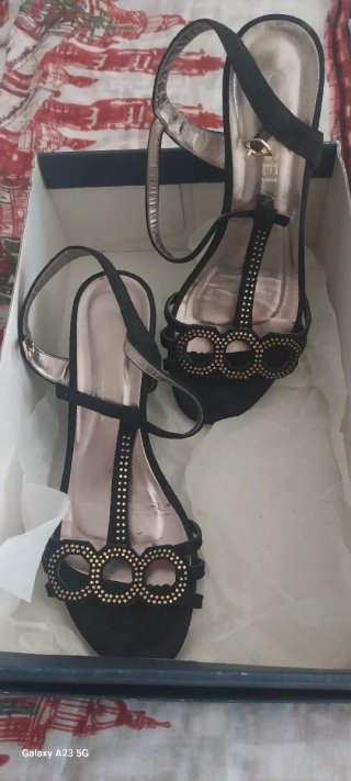 Sandalias de vestir negras y plateadas