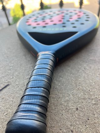 Pala de Pádel Kuikma Comfort y pelotas con 4 usos.