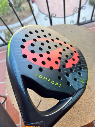 Pala de Pádel Kuikma Comfort y pelotas con 4 usos.