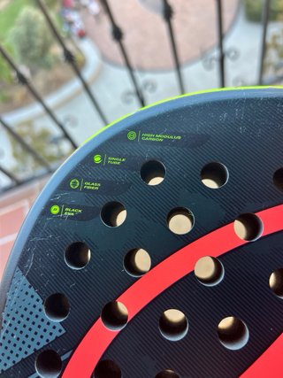 Pala de Pádel Kuikma Comfort y pelotas con 4 usos.