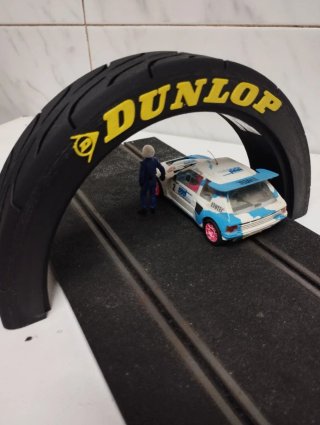 Decoración Scalextric-slot Puente Dunlop.