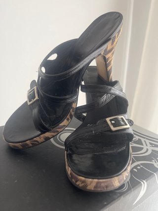 Sandalias de tacón con estampado