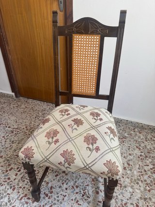 Silla de madera con asiento de tela y respaldo de
