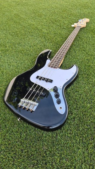 Bajo Eléctrico Fender + Amplificador 15w