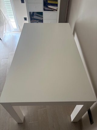 Mesa de salón o cocina blanca