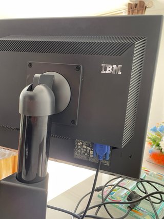 Monitor IBM ThinkVision 17" regolabile