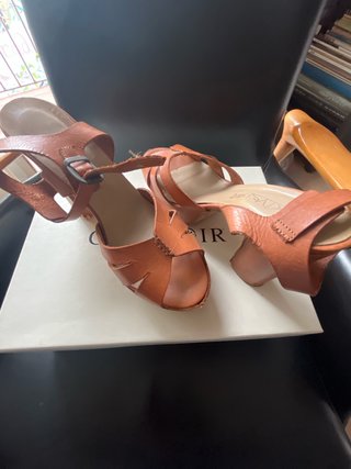 Sandalias de tacón color marrón
