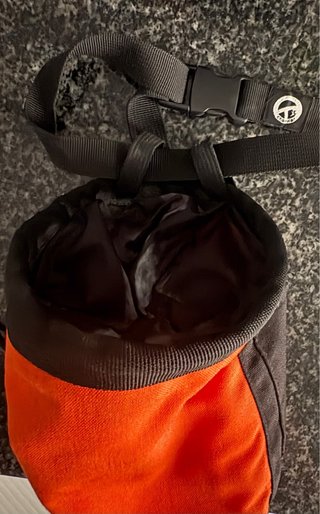 Pies de gato Scarpa Origin y bolsa magnesio.