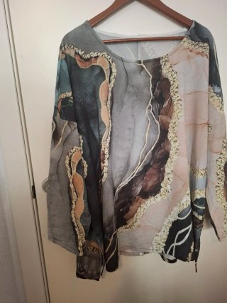 Bonita blusa estampada gris y marrón