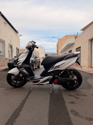 Yamaha Jog RR Scooter Blanco y Negro