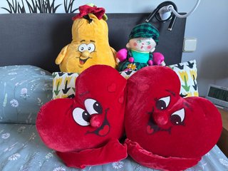 Lote 3 peluches: 2 corazones una pera y un muñeco