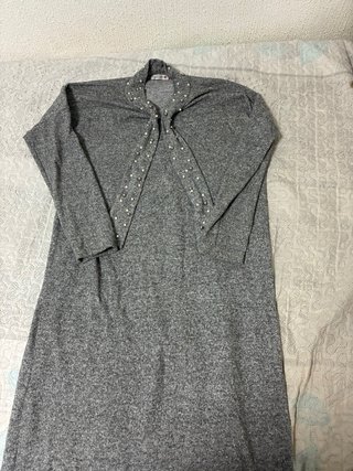 Elegante vestido de invierno gris