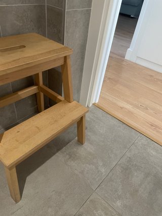 Escalera de madera de dos peldaños [