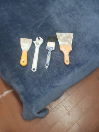 Espátulas e chave inglesa