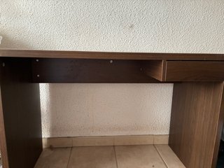 Escritorio de madera marrón