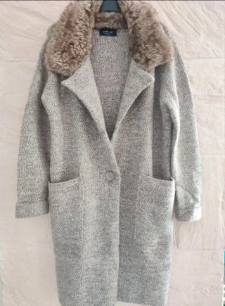 Abrigo Gris Zara con Cuello de Pelo
